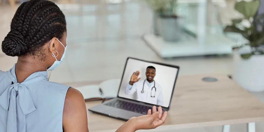 Patiente en téléconsultation vidéo avec un médecin