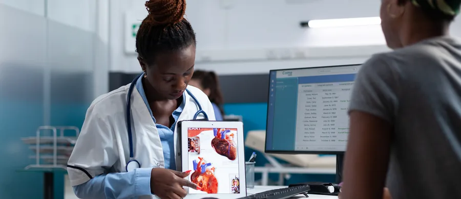 Cardiologue commentant une exploration cardiaque avec sa patiente