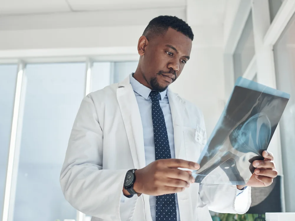 Médecin analysant une radiographie lors d'un examen médical