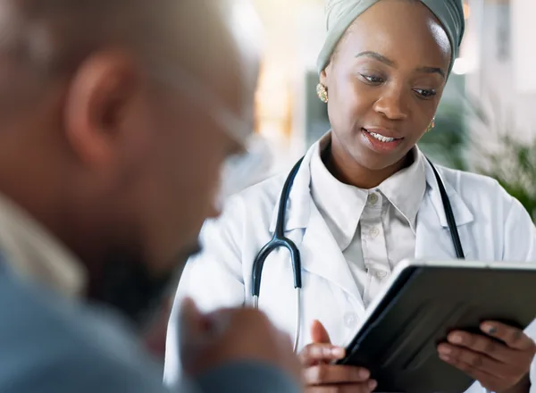 Médecin présentant un suivi de santé à un collaborateur